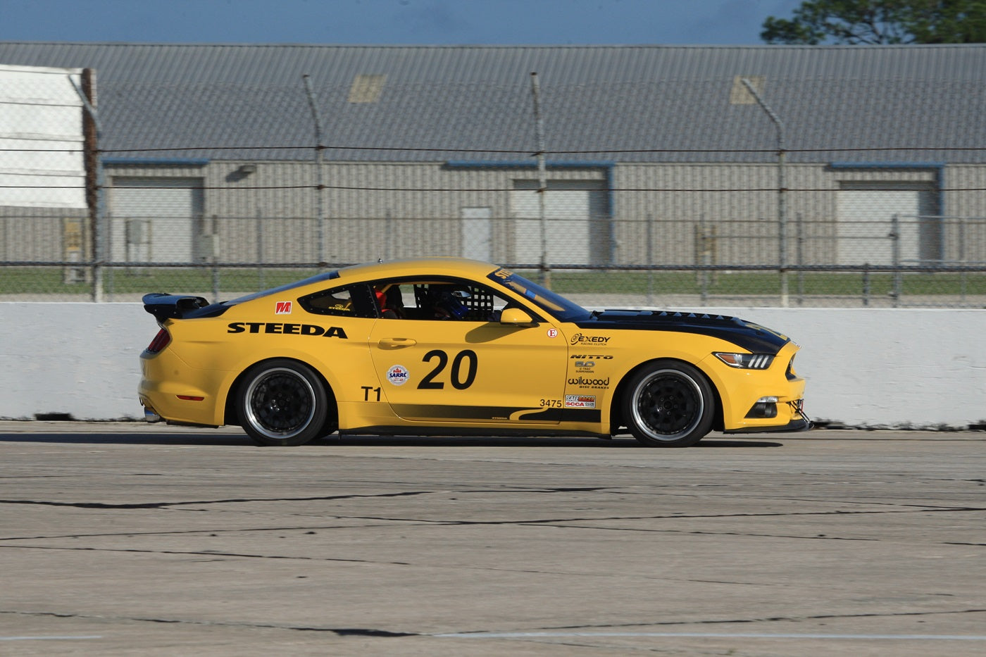 Carro de corrida Steeda número 20 Mustang GT no modo Track Attack