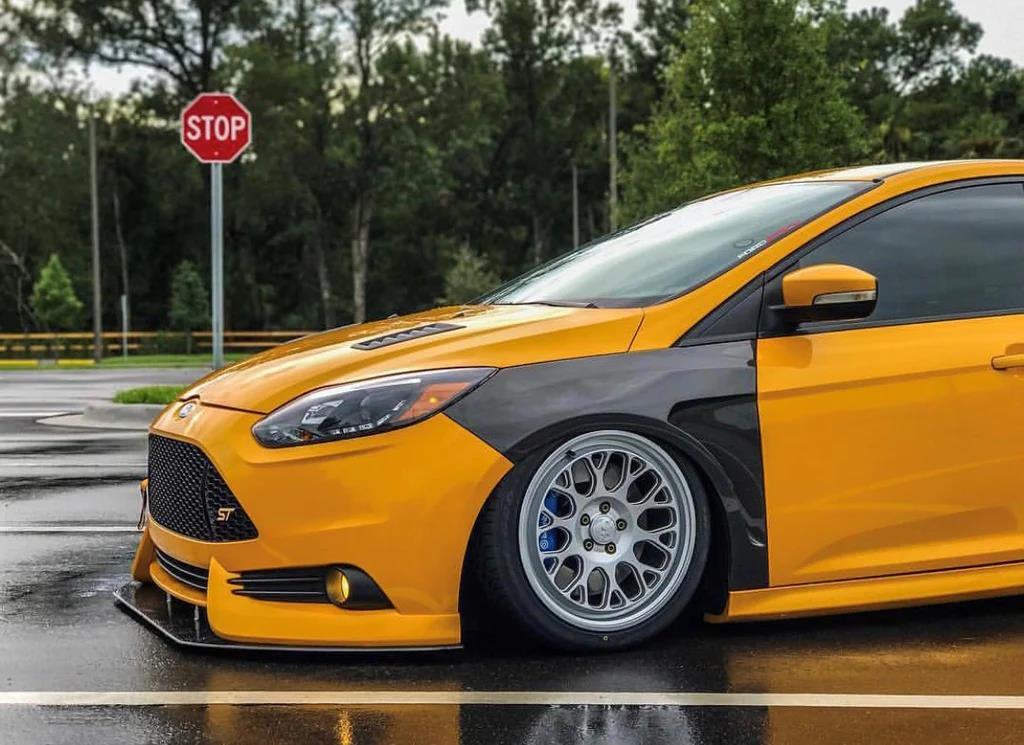 Anderson Composites 2016-18 Ford Focus RS (+ST) Szénszálas első sárvédők (pár)