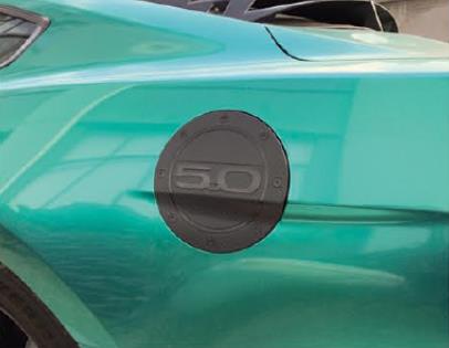 Pokrywy zbiornika paliwa Mustang S550 — styl karbonowy