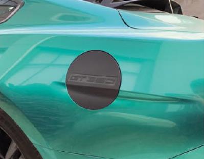 Pokrywy zbiornika paliwa Mustang S550 — styl karbonowy