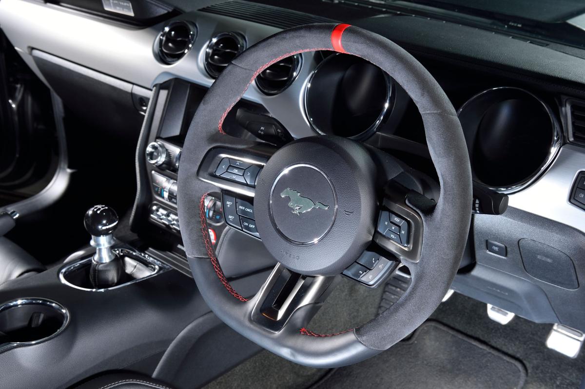 Ford Performance Mustang Alcantara kormánykerék – Red Sightline (2015-2017)