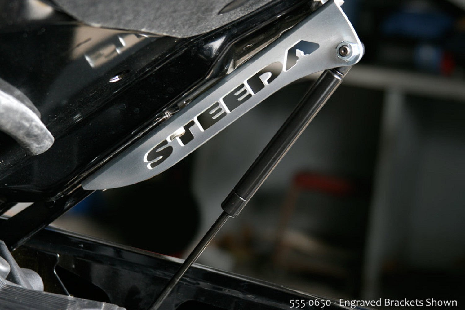 Steeda S197 Mustang gravírozott tuskó Hood Strut Kit (2005-2014)